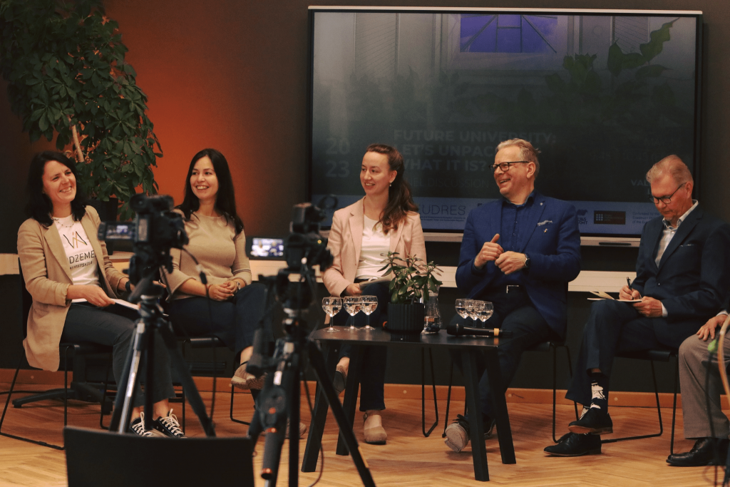 Representantes de universidades sentados em círculo, conversando com animação