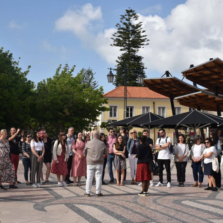 Participantes do evento reunidos na Praça do Bocage