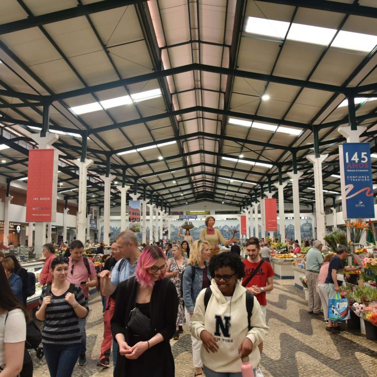 Participantes do evento caminham pelo Mercado do Livramento