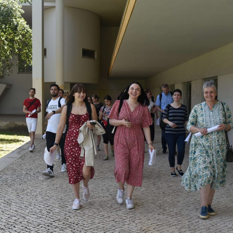 Participantes do evento passeiam pelo campus do Politécnico de Setúbal