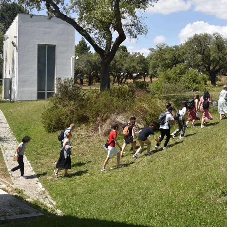 Participantes do evento passeiam pelo campus do Politécnico de Setúbal